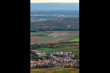 Vue aérienne de Planeur approchant l'Ebenberg à Insheim dans le département Rhénanie-Palatinat, Allemagne