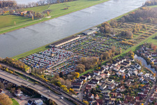 Vue aérienne de Entrepôt de distribution de camions de Daimler-Truck AG à le quartier Maximiliansau in Wörth am Rhein dans le département Rhénanie-Palatinat, Allemagne
