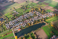 Vue aérienne de Bruchweg à le quartier Knielingen in Karlsruhe dans le département Bade-Wurtemberg, Allemagne