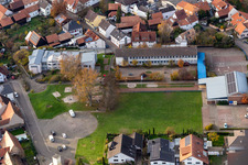 Vue aérienne de École primaire à Neupotz dans le département Rhénanie-Palatinat, Allemagne