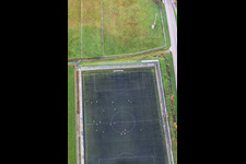Vue oblique de Terrain en gazon synthétique à le quartier Minderslachen in Kandel dans le département Rhénanie-Palatinat, Allemagne