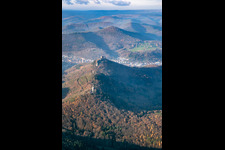 Les 3 châteaux : Münz, Anebos et Trifels du sud-est à le quartier Bindersbach in Annweiler am Trifels dans le département Rhénanie-Palatinat, Allemagne d'en haut