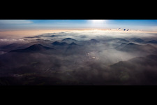Vue aérienne de Panorama de la forêt du Palatinat Dans la brume sur le Queichtal à Annweiler am Trifels dans le département Rhénanie-Palatinat, Allemagne