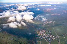 Vue aérienne de Vue du village viticole sous les nuages depuis le sud-ouest à Frankweiler dans le département Rhénanie-Palatinat, Allemagne