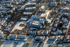 Vue aérienne de Asklepios Südpfalzkliniken en hiver avec de la neige à Kandel dans le département Rhénanie-Palatinat, Allemagne