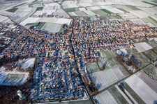 Vue aérienne de Rue de l'église en hiver avec de la neige à Hatzenbühl dans le département Rhénanie-Palatinat, Allemagne