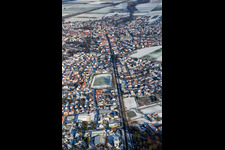 Vue aérienne de Kandelerstrasse en hiver avec de la neige à Rheinzabern dans le département Rhénanie-Palatinat, Allemagne