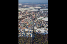 Vue aérienne de Kandelerstrasse en hiver avec de la neige à Rheinzabern dans le département Rhénanie-Palatinat, Allemagne