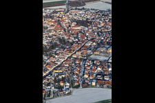 Vue aérienne de Rue principale avec l'église paroissiale de Saint-Michel en hiver avec de la neige à Rheinzabern dans le département Rhénanie-Palatinat, Allemagne