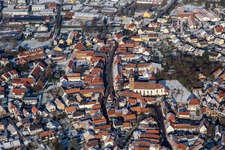 Photographie aérienne de Rue principale avec l'église paroissiale de Saint-Michel en hiver avec de la neige à Rheinzabern dans le département Rhénanie-Palatinat, Allemagne