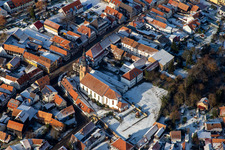 Rue principale avec l'église paroissiale de Saint-Michel en hiver avec de la neige à Rheinzabern dans le département Rhénanie-Palatinat, Allemagne hors des airs