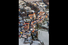 Vue aérienne de Sur le Heiligenberg en hiver avec de la neige à Hördt dans le département Rhénanie-Palatinat, Allemagne