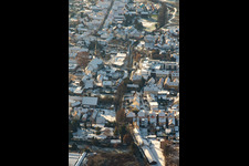 Vue aérienne de Braun'sche Stiftung et l'église Saint-Maurice en hiver avec de la neige à Rülzheim dans le département Rhénanie-Palatinat, Allemagne