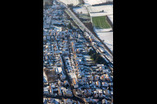 Vue aérienne de Bahnhofstrasse en hiver avec de la neige à Rülzheim dans le département Rhénanie-Palatinat, Allemagne