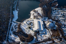 Photographie aérienne de Lido, salle de boulettes de vapeur en hiver quand il y a de la neige à Rülzheim dans le département Rhénanie-Palatinat, Allemagne
