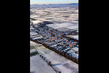 Vue aérienne de En hiver quand il y a de la neige à Herxheimweyher dans le département Rhénanie-Palatinat, Allemagne
