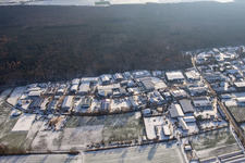 Vue aérienne de Zone commerciale Am Gäxwald en hiver avec de la neige à le quartier Herxheim in Herxheim bei Landau dans le département Rhénanie-Palatinat, Allemagne