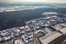 Vue aérienne de Zone commerciale Am Gäxwald en hiver avec de la neige à le quartier Herxheim in Herxheim bei Landau dans le département Rhénanie-Palatinat, Allemagne