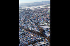 Vue aérienne de Vieux fossé de réservoir de Klingbach et de Klingbach en hiver avec de la neige à le quartier Herxheim in Herxheim bei Landau dans le département Rhénanie-Palatinat, Allemagne