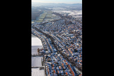Vue aérienne de Ketteler Straße en hiver avec de la neige à le quartier Herxheim in Herxheim bei Landau dans le département Rhénanie-Palatinat, Allemagne
