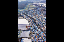 Vue aérienne de Litzelhorststrasse en hiver avec de la neige à le quartier Herxheim in Herxheim bei Landau dans le département Rhénanie-Palatinat, Allemagne