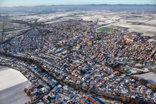 Vue aérienne de En hiver quand il y a de la neige à le quartier Herxheim in Herxheim bei Landau dans le département Rhénanie-Palatinat, Allemagne