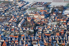 Vue aérienne de St. Paulus-Stift en hiver avec de la neige à le quartier Herxheim in Herxheim bei Landau dans le département Rhénanie-Palatinat, Allemagne