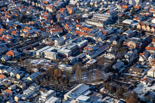 Vue aérienne de Holzgasse à Villa Wieser en hiver avec de la neige à le quartier Herxheim in Herxheim bei Landau dans le département Rhénanie-Palatinat, Allemagne