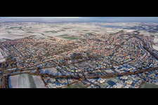 Vue aérienne de Panorama de la ville en hiver avec de la neige à le quartier Herxheim in Herxheim bei Landau dans le département Rhénanie-Palatinat, Allemagne