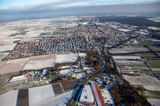 Vue aérienne de De l'ouest en hiver quand il y a de la neige à le quartier Herxheim in Herxheim bei Landau dans le département Rhénanie-Palatinat, Allemagne