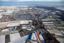Vue aérienne de De l'ouest en hiver quand il y a de la neige à le quartier Herxheim in Herxheim bei Landau dans le département Rhénanie-Palatinat, Allemagne