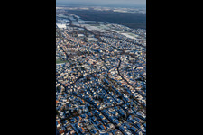Vue aérienne de Du nord-ouest en hiver quand il y a de la neige à le quartier Herxheim in Herxheim bei Landau dans le département Rhénanie-Palatinat, Allemagne