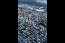 Photographie aérienne de Du nord-ouest en hiver quand il y a de la neige à le quartier Herxheim in Herxheim bei Landau dans le département Rhénanie-Palatinat, Allemagne