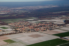 Vue aérienne de Du sud-ouest en hiver quand il y a de la neige à le quartier Ottersheim in Ottersheim bei Landau dans le département Rhénanie-Palatinat, Allemagne