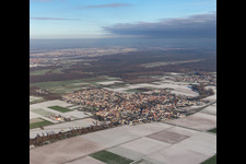 Vue aérienne de Du sud-ouest en hiver quand il y a de la neige à le quartier Ottersheim in Ottersheim bei Landau dans le département Rhénanie-Palatinat, Allemagne