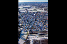Vue aérienne de Germersheimer Straße depuis l'est en hiver avec de la neige à le quartier Offenbach in Offenbach an der Queich dans le département Rhénanie-Palatinat, Allemagne