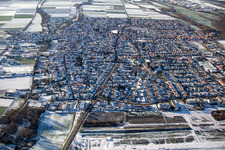 Vue aérienne de Germersheimer Straße depuis l'est en hiver avec de la neige à le quartier Offenbach in Offenbach an der Queich dans le département Rhénanie-Palatinat, Allemagne