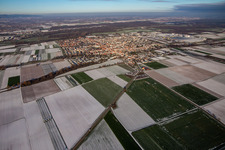 Vue aérienne de Du sud-ouest en hiver quand il y a de la neige à le quartier Offenbach in Offenbach an der Queich dans le département Rhénanie-Palatinat, Allemagne