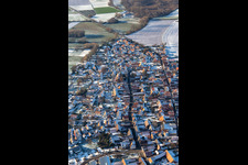 Vue aérienne de Ruelle et rue principale en hiver avec de la neige à Rohrbach dans le département Rhénanie-Palatinat, Allemagne