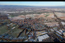 Vue aérienne de Du sud en hiver quand il y a de la neige à Rohrbach dans le département Rhénanie-Palatinat, Allemagne
