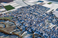 Vue aérienne de Rue principale en hiver avec de la neige à Steinweiler dans le département Rhénanie-Palatinat, Allemagne