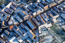 Vue aérienne de Église protestante en hiver avec de la neige à Steinweiler dans le département Rhénanie-Palatinat, Allemagne