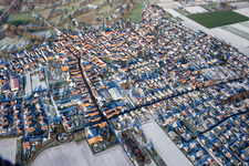 Vue aérienne de Rue principale en hiver avec de la neige à Steinweiler dans le département Rhénanie-Palatinat, Allemagne