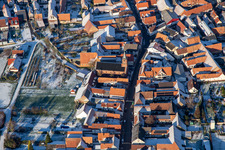 Vue aérienne de Église protestante en hiver avec de la neige à Steinweiler dans le département Rhénanie-Palatinat, Allemagne