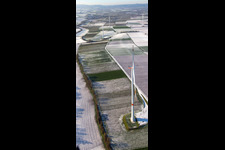 Vue aérienne de Parc éolien en hiver avec de la neige à Freckenfeld dans le département Rhénanie-Palatinat, Allemagne