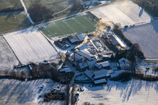 Vue aérienne de Boiseries ORTH en hiver avec de la neige à le quartier Schaidt in Wörth am Rhein dans le département Rhénanie-Palatinat, Allemagne