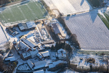 Vue aérienne de Boiseries ORTH en hiver avec de la neige à le quartier Schaidt in Wörth am Rhein dans le département Rhénanie-Palatinat, Allemagne