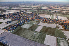 Vue aérienne de Du sud-est en hiver quand il y a de la neige à Freckenfeld dans le département Rhénanie-Palatinat, Allemagne