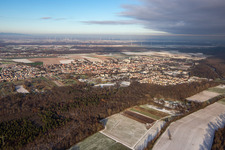 Vue aérienne de Plaines d'Otterbach en hiver avec de la neige à Kandel dans le département Rhénanie-Palatinat, Allemagne