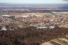 Vue aérienne de En hiver quand il y a de la neige à Kandel dans le département Rhénanie-Palatinat, Allemagne
